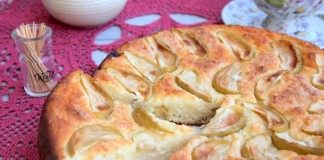Пирог-сырник с яблоками и изюмом