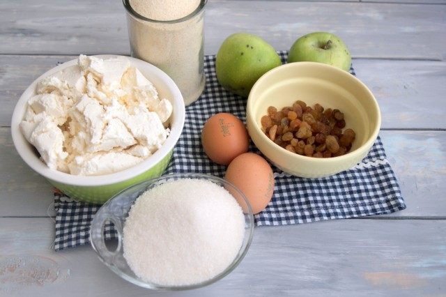 Ингредиенты для пирога-сырника с яблоками и изюмом