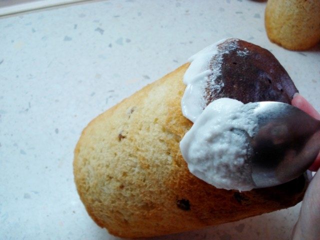 Покрываем кулич взбитым белком и посыпкой Покрываем кулич взбитым белком и посыпкой
