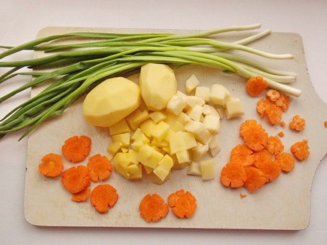 Чистим и нарезаем картофель и морковь Чистим и нарезаем картофель и морковь