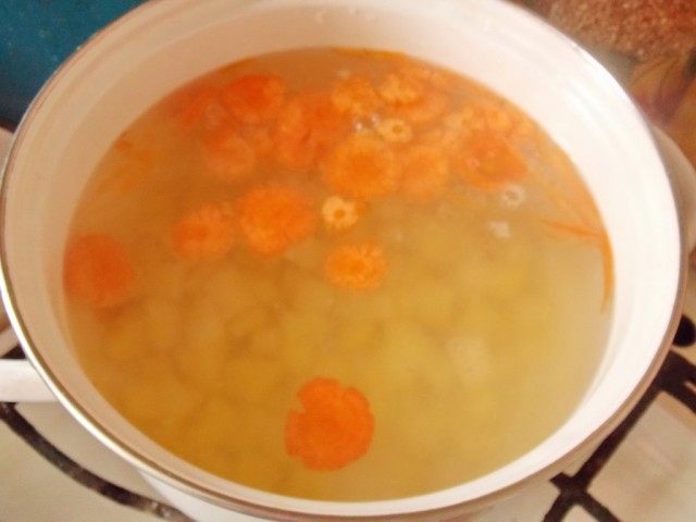 Варим картофель и морковь Варим картофель и морковь