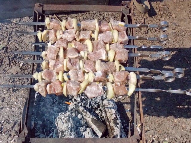 Располагаем шашлыки на мангале Располагаем шашлыки на мангале