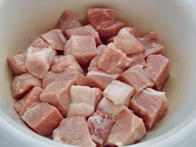 Нарежьте мясо ровными кусками Нарежьте мясо ровными кусками