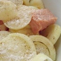 Смешайте лук, мясо и специи Смешайте лук, мясо и специи