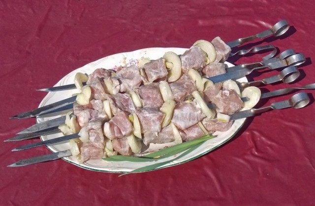 Нанизываем мясо на шампуры Нанизываем мясо на шампуры