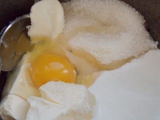 Смешиваем сливочное масло, яйцо и сахар Смешиваем сливочное масло, яйцо и сахар