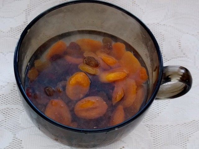 Замачиваем сухофрукты Замачиваем сухофрукты