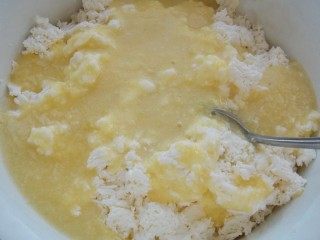 Добавляем нагретую массу к творогу Добавляем нагретую массу к творогу