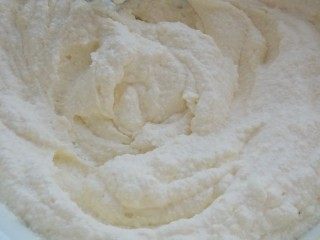 Тщательно замешиваем массу Тщательно замешиваем массу