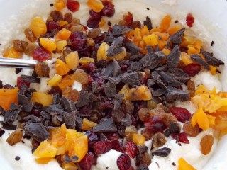 Добавляем сухофрукты и шоколад Добавляем сухофрукты и шоколад