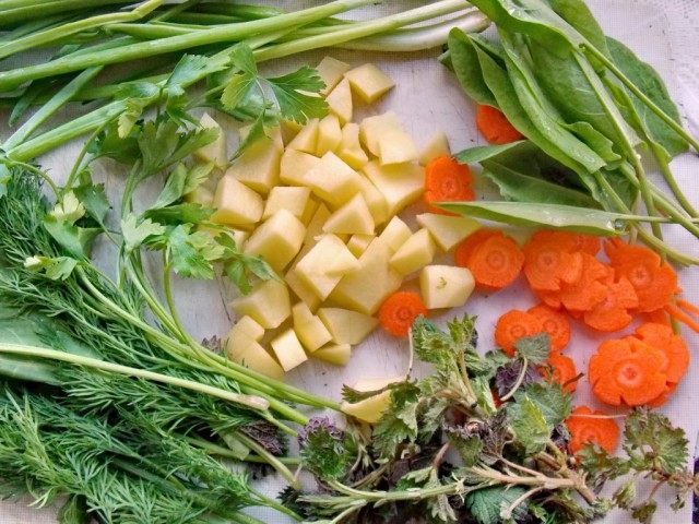 Нарежьте морковь, картофель и подготовьте зелень Нарежьте морковь, картофель и подготовьте зелень