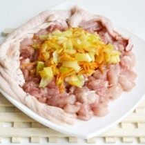 Нарезаем мясо и смешиваем с пассерованными овощами Нарезаем мясо и смешиваем с пассерованными овощами
