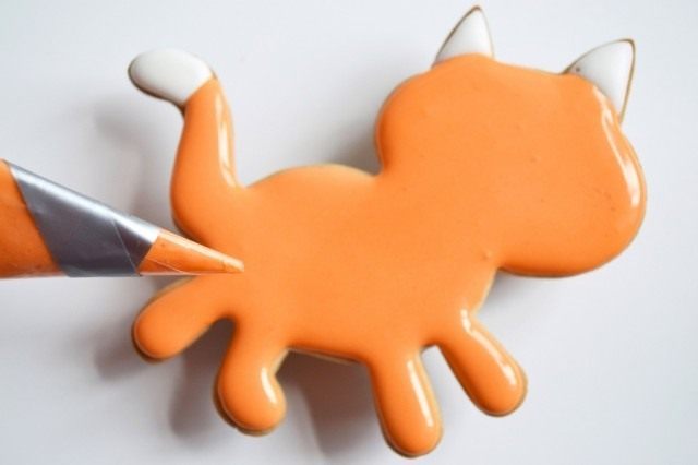Через 10 минут закрашиваем кота оранжевой сахарной глазурью