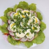 Смазываем яйца заправкой и присыпаем зеленью Смазываем яйца заправкой и присыпаем зеленью