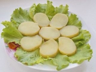 На листья салата выкладываем картофель
