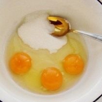 Взбиваем яйца и сахар Взбиваем яйца и сахар
