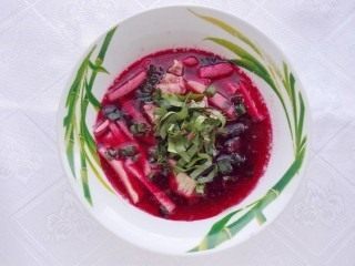 Добавляем зелень в холодный суп Добавляем зелень в холодный суп