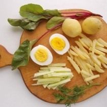 Нарезаем огурцы и картофель Нарезаем огурцы и картофель