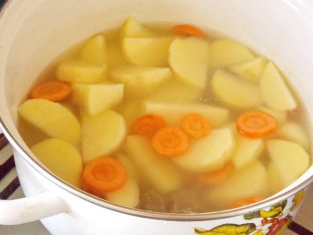 Выкладываем в кастрюлю картофель и морковь и ставим тушиться Выкладываем в кастрюлю картофель и морковь и ставим тушиться