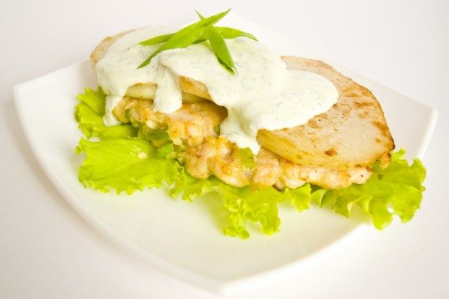 Рубленая куриная котлета с кольраби и стрелками чеснока Рубленая куриная котлета с кольраби и стрелками чеснока