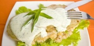 Рубленая куриная котлета с кольраби и стрелками чеснока