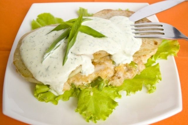 Рубленая куриная котлета с кольраби и стрелками чеснока Рубленая куриная котлета с кольраби и стрелками чеснока