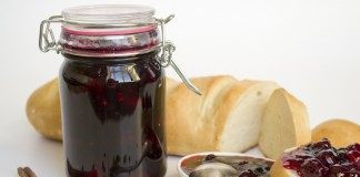 Конфитюр из садовых ягод с корицей и кардамоном