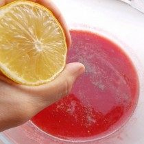 Добавляем лимонный сок