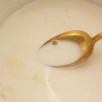 Добавляем к дрожжам тёплое молоко или воду Добавляем к дрожжам тёплое молоко или воду