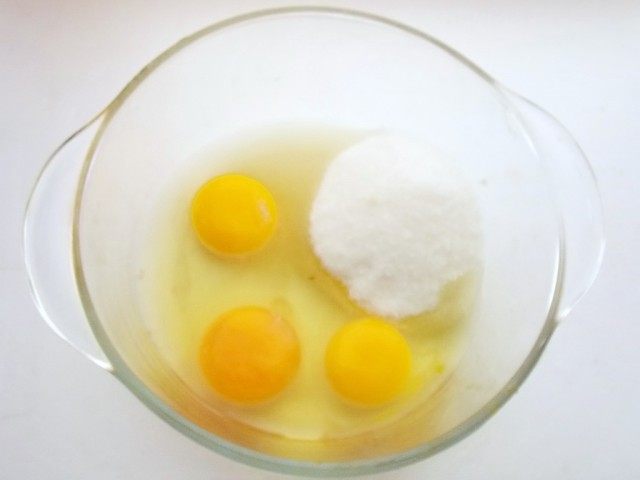 В миску положим яйца и сахар