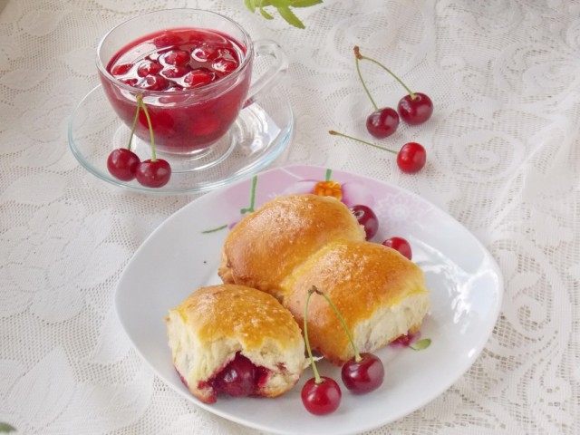 Пирожки с вишнями Пирожки с вишнями