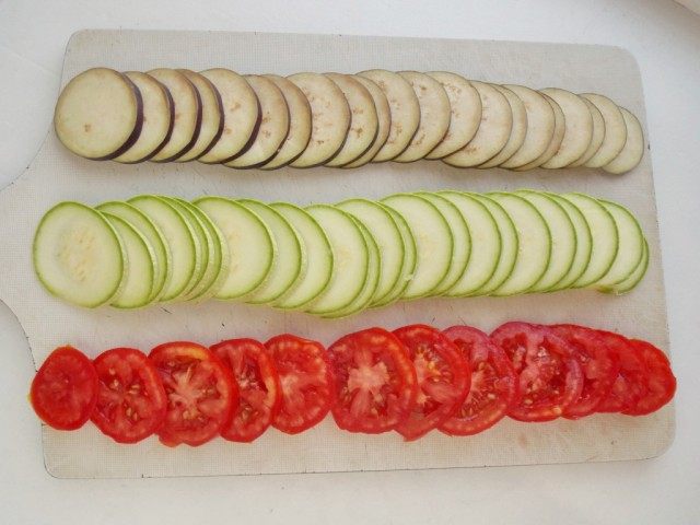 Нарезаем баклажаны, кабачки и томаты кружочками