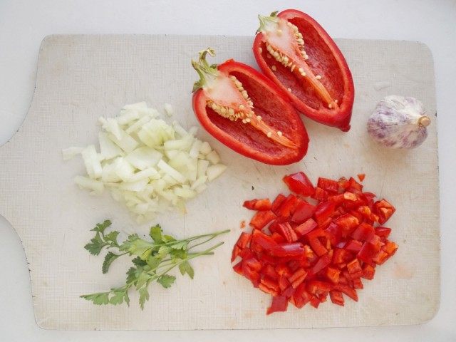 Нарежем лук, перец и зелень Нарежем лук, перец и зелень