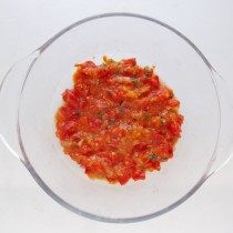 Выкладываем часть соуса на дно формы Выкладываем часть соуса на дно формы