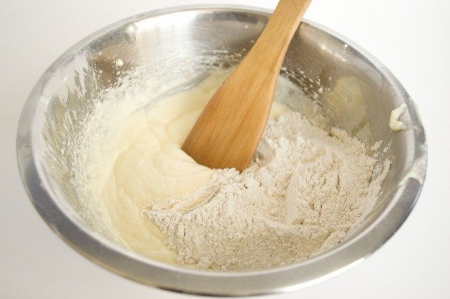 Аккуратно соединяем сухие ингредиенты с взбитой масляной массой Аккуратно соединяем сухие ингредиенты с взбитой масляной массой