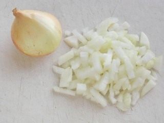 Нашинкуем лук мелкими кубиками