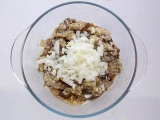 Нашинкованный лук добавляем к баклажанам