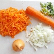 Очистим и нарежем морковь и лук Очистим и нарежем морковь и лук