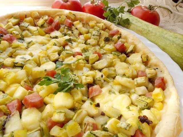 Средиземноморский пирог с кабачками, ветчиной и брынзой Средиземноморский пирог с кабачками, ветчиной и брынзой