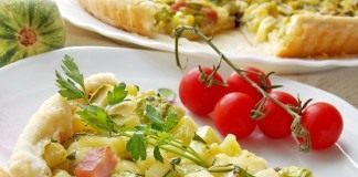 Средиземноморский пирог с кабачками, ветчиной и брынзой