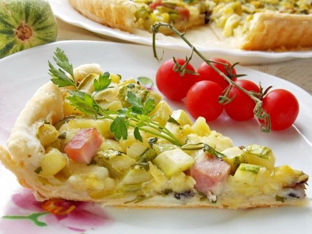 Средиземноморский пирог с кабачками, ветчиной и брынзой Средиземноморский пирог с кабачками, ветчиной и брынзой