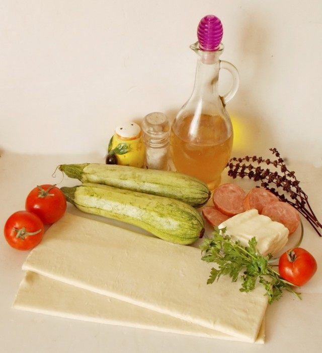 Ингредиенты для приготовления средиземноморского пирога с кабачками, ветчиной и брынзой