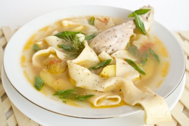Шурпа с курицей и домашней лапшой Шурпа с курицей и домашней лапшой