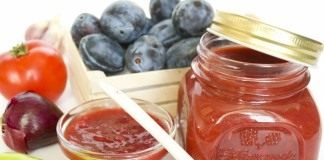 Соус ткемали с кусочками овощей