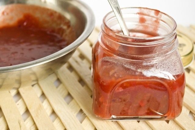 Перекладываем соус ткемали с кусочками овощей в банки Перекладываем соус ткемали с кусочками овощей в банки