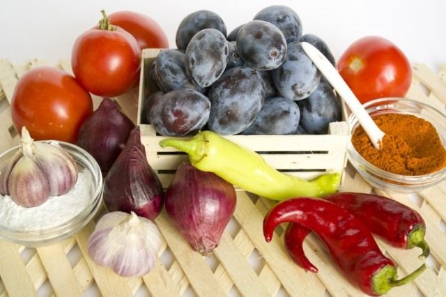 Ингредиенты для приготовления соуса ткемали с кусочками овощей Ингредиенты для приготовления соуса ткемали с кусочками овощей