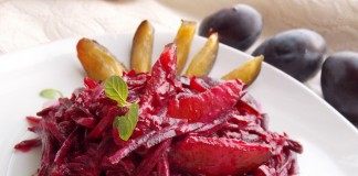 Сладкий салат со сливами и свёклой