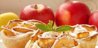 Яблочные розы из слоёного теста