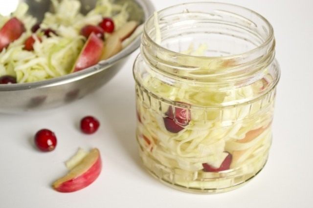 Заполняем банки капустой с фруктами и маринадом Заполняем банки капустой с фруктами и маринадом