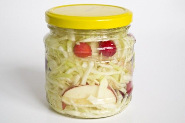 Стерилизуем банки с маринованной капустой с клюквой в лимонном маринаде Стерилизуем банки с маринованной капустой с клюквой в лимонном маринаде